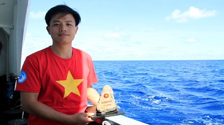 Thơ quyện sóng biển Trường Sa - 3 Các đại biểu Hành trình tuổi trẻ vì biển đảo quê hương 2015 trên tàu 996.