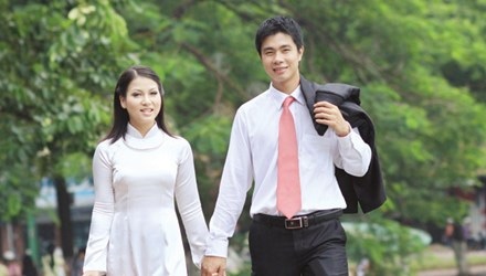 Những cuộc hẹn không đầy một giờ - 1 Thượng úy Đặng Huy Tuân và chị Minh Hiếu.