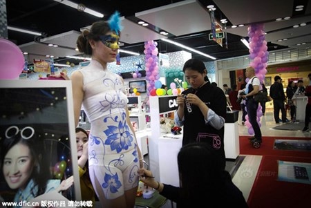 Nỗi đau thầm kín của người mẫu cho thuê cơ thể - 2 Văn Quân chuẩn bị trong hậu trường trước khi làm mẫu bodypainting