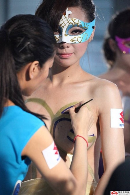 Nỗi đau thầm kín của người mẫu cho thuê cơ thể - 1 Một người mẫu bodypainting ở Trung Quốc