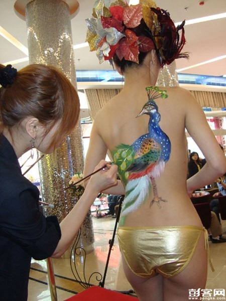 Nỗi đau thầm kín của người mẫu cho thuê cơ thể - 10 Màu vẽ bám chắc trên da khiến việc tắm rửa cũng trở nên đau đớn.