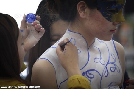 Nỗi đau thầm kín của người mẫu cho thuê cơ thể - 5 Dù đã đeo mặt nạ, người mẫu bodypainting vẫn sợ bị người thân bắt gặp.