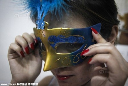 Nỗi đau thầm kín của người mẫu cho thuê cơ thể - 4 Dù đã đeo mặt nạ, người mẫu bodypainting vẫn sợ bị người thân bắt gặp.