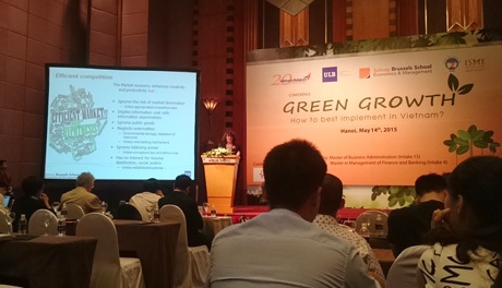 GS Anne Drumaux thuyết trình về ý tưởng ứng dụng tăng trưởng xanh tại VN.