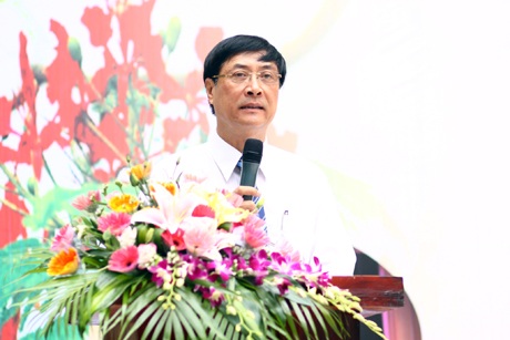Giọt nước mắt phút chia tay của nữ sinh trường Việt Đức - 4 Thầy Hiệu trưởng Nguyễn Quốc Bình dặn dò các học sinh lớp 12 và gửi lời chúc tất cả