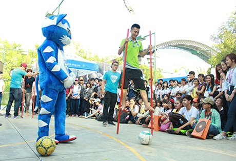 Bốn trải nghiệm không thể bỏ qua tại Campus tour VUG 2015 - 4 Các bạn sinh viên trường đại học Tôn Đức Thắng đi cà kheo.