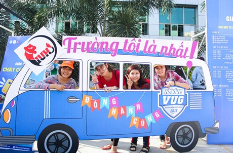 Bốn trải nghiệm không thể bỏ qua tại Campus tour VUG 2015 - 1 Các bạn sinh viên tự sướng với photo board.