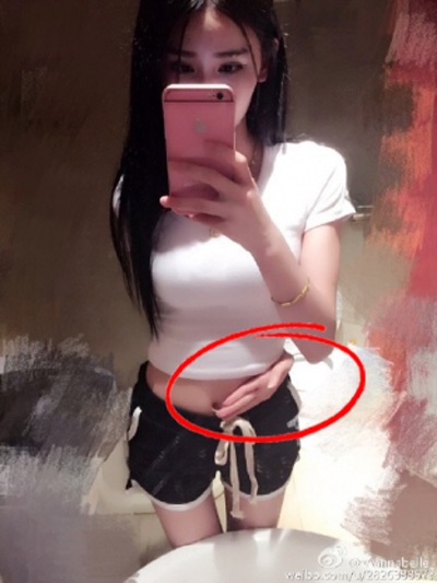 Thiếu nữ châu Á “phát sốt” với trào lưu khoe ảnh “tay chạm rốn” - 17 Một thiếu nữ xinh đẹp dùng kỹ xảo đồ họa để khoe ảnh nhưng quá lố và bị bóc mẽ