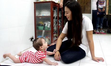 Em gái hoa hậu Jennifer Chung thay mặt chị đi từ thiện - 7 K.M