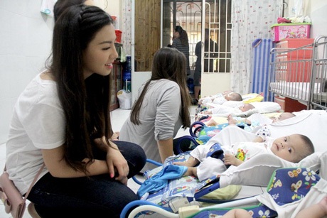 Em gái hoa hậu Jennifer Chung thay mặt chị đi từ thiện - 8 K.M