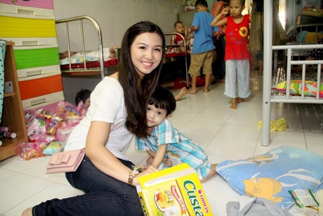 Em gái hoa hậu Jennifer Chung thay mặt chị đi từ thiện - 9 K.M