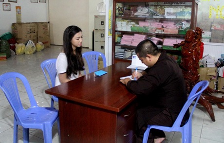Em gái hoa hậu Jennifer Chung thay mặt chị đi từ thiện - 6 K.M
