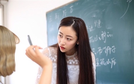 Nữ giảng viên 9X dáng chuẩn bất ngờ nổi tiếng mạng xã hội - 2 Nữ giảng viên 9X dáng chuẩn bất ngờ nổi tiếng mạng xã hội
