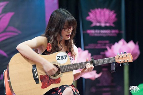Ngắm 13 nữ sinh đẹp nhất cuộc thi hoa khôi ĐH FPT - 6 Khả năng chơi guitar điêu luyện cộng với giọng hát cao vút, cô gái sinh năm 1993
