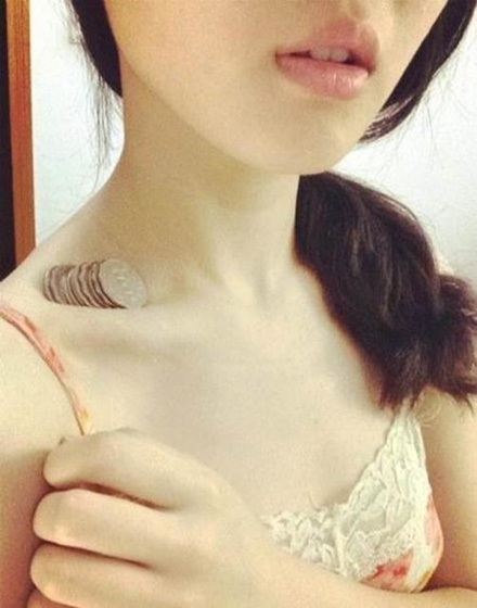 Trung Quốc: Thiếu nữ đua nhau đặt tiền xu trên vai khoe dáng gầy - 4 Vũ Phong