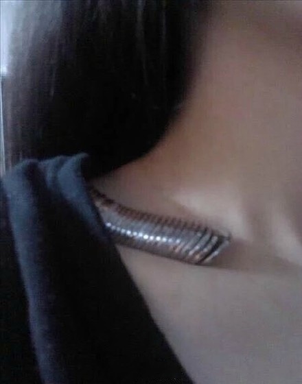 Trung Quốc: Thiếu nữ đua nhau đặt tiền xu trên vai khoe dáng gầy - 6 Vũ Phong