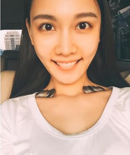 Trung Quốc: Thiếu nữ đua nhau đặt tiền xu trên vai khoe dáng gầy - 1 Vũ Phong