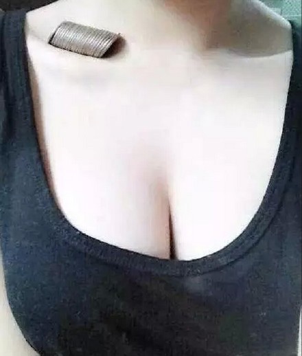 Trung Quốc: Thiếu nữ đua nhau đặt tiền xu trên vai khoe dáng gầy - 9 Vũ Phong