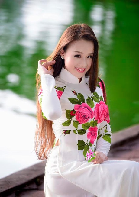 Nữ phát thanh viên quân đội duyên dáng trong tà áo dài - 2 Hoài Thư