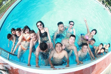 Teen cuối cấp táo bạo mặc bikini chụp ảnh kỷ yếu - 1 Ý tưởng này được một thành viên trong lớp đề xuất và cả lớp rất hưởng ứng nhiệt tình.