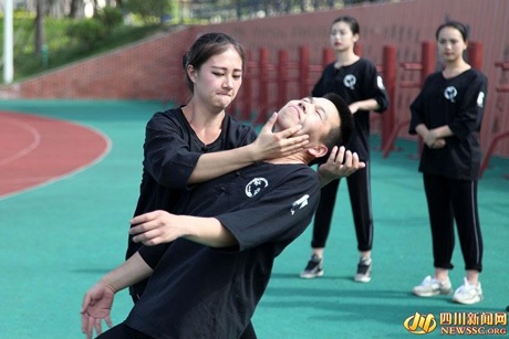 Từ tình huống dùng tay không để khống chế hoàn toàn đối phương