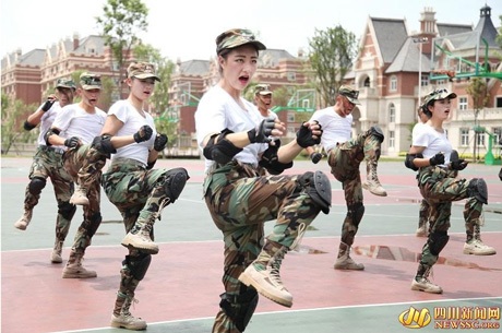 Không chỉ có các nam sinh mà các nữ sinh phải căng mình luyện tập.