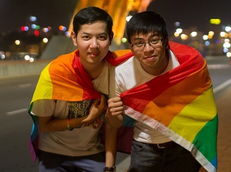 “Hành trình tin tưởng” - 1 Huy (trái) và Nam.