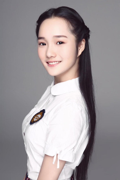 Ngắm hotgirl mới nổi Trung Quốc biến hóa phong cách - 5 Cho đến hình ảnh một nữ sinh ngây thơ trong sang