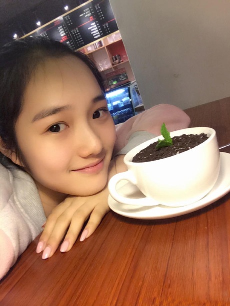 Ngắm hotgirl mới nổi Trung Quốc biến hóa phong cách - 13 Và một Li Yan Man giữa đời thường.