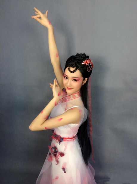 Ngắm hotgirl mới nổi Trung Quốc biến hóa phong cách - 12 Và một Li Yan Man giữa đời thường.