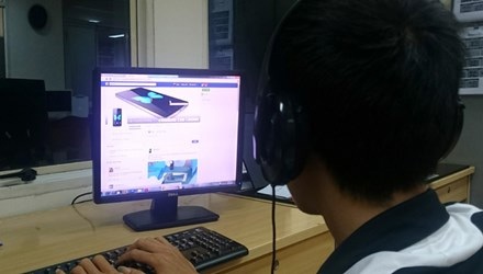 Vì sao giới trẻ thích “ném đá”? - 1 Giới trẻ “ném đá hội đồng” nhiều khi cho vui, theo đám đông. Ảnh: Như Ý