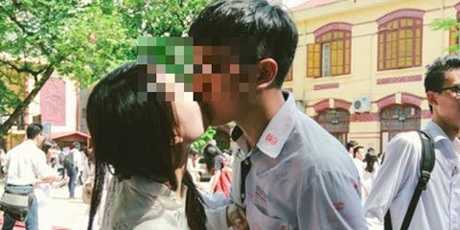 Mối nguy “sống thoáng” của tuổi học trò - 1 Những cảnh “nóng” thế này đã làm xấu đi hình ảnh trong sáng, đáng yêu của tuổi học trò