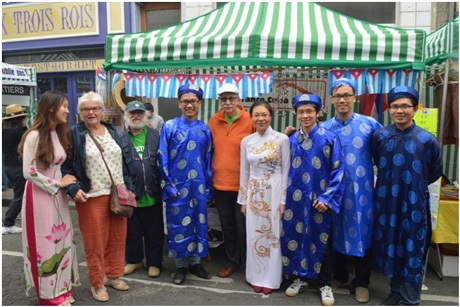 Chụp ảnh cùng các bạn Cuba