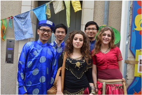 Chụp ảnh cùng các cô gái Armenia