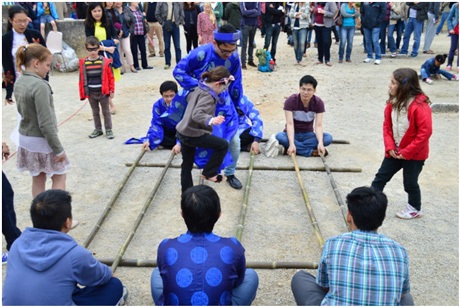 Các bạn Việt Nam trình diễn, giới thiệu điệu nhảy sạp tới các du khách