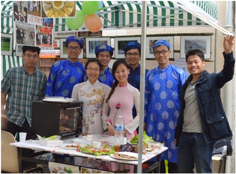 Hội sinh viên Việt Nam tại Poitiers trình làng món nem và mè xửng quê nhà.