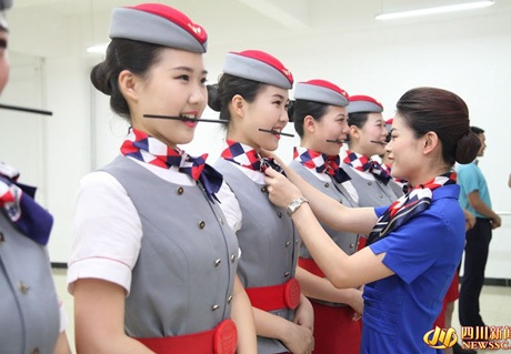 Các động tác từ nụ cười, để tay đúng nghi thức được giáo viên chỉnh sửa kỹ càng