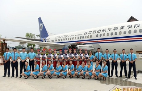 Hình ảnh về cặp song sinh làm tiếp viên trên cùng chuyến bay khiến nhiều người cảm thấy thú vị