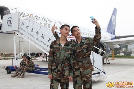 Một cặp anh em sinh đôi chụp tự sướng với máy bay huấn luyện