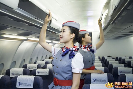 Hình ảnh về cặp song sinh làm tiếp viên trên cùng chuyến bay khiến nhiều người cảm thấy thú vị