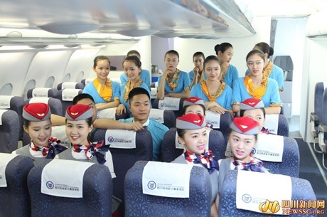 Hình ảnh về cặp song sinh làm tiếp viên trên cùng chuyến bay khiến nhiều người cảm thấy thú vị