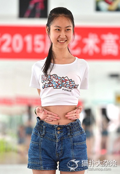 Thậm chí có nữ sinh có thể dung cả 2 tay chạm rốn