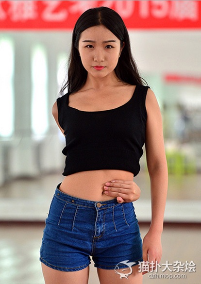 Thậm chí có nữ sinh có thể dung cả 2 tay chạm rốn