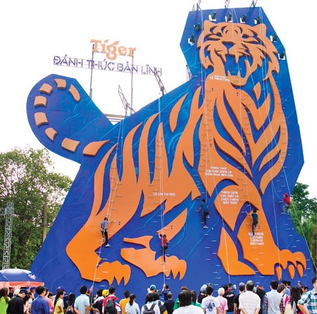 Giới trẻ Sài thành hào hứng phá kỷ lục - 1 Bức tường Tiger với 5 đường leo thẳng đứng cho phép nhiều người có thể cùng lúc tham gia tranh tài