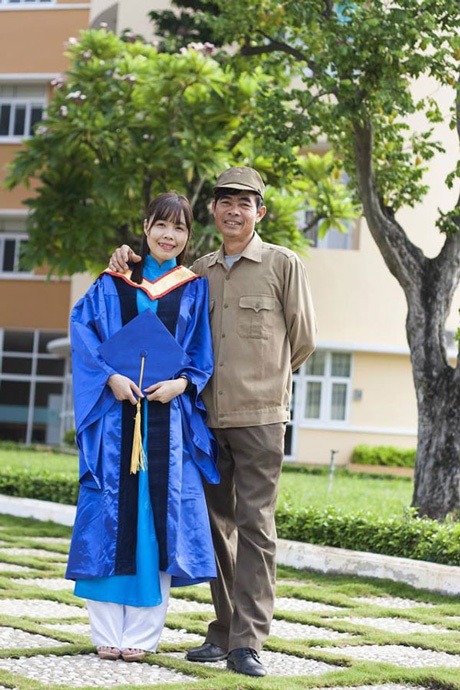 Hình ảnh đẹp: Tân cử nhân ôm bố trong ngày tốt nghiệp - 2 Hạnh chụp cùng bố trong khuôn viên trường