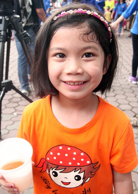 Mát lòng những cốc trà “tiếp sức mùa thi” từ các em nhỏ - 1 Mát lòng những cốc trà “tiếp sức mùa thi” từ các em nhỏ