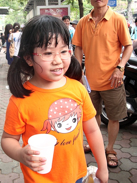 Mát lòng những cốc trà “tiếp sức mùa thi” từ các em nhỏ - 2 Mát lòng những cốc trà “tiếp sức mùa thi” từ các em nhỏ