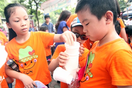 Mát lòng những cốc trà “tiếp sức mùa thi” từ các em nhỏ - 3 Nhanh nhẹn chia cốc giấy