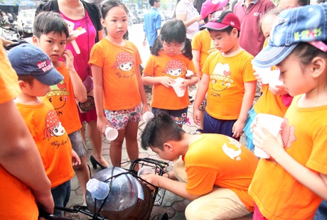 Mát lòng những cốc trà “tiếp sức mùa thi” từ các em nhỏ - 4 Chia nước trà ra các bình nhỏ