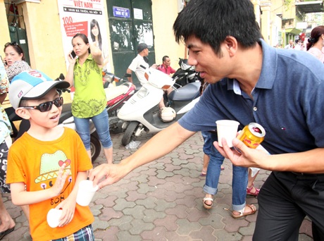 Mát lòng những cốc trà “tiếp sức mùa thi” từ các em nhỏ - 5 Mời các bác phụ huynh uống nước